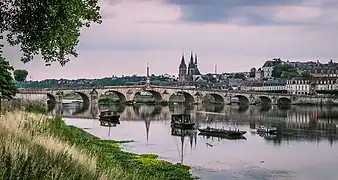 Le pont vu depuis le port de la Creusille (rive gauche)
