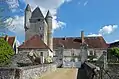 Entrée actuelle sur la haute-cour avec logis et donjon