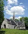 Briec : la chapelle Saint-Venec et son calvaire.