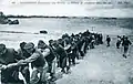 La rentrée du bateau de sauvetage dans son abri (début XXe&nbsp;siècle, carte postale ND Photo).