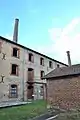 Vue partielle des bâtiments (façade côté route).
