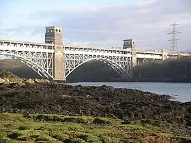 Le pont Britannia aujourd'hui : il n'est plus tubulaire, mais les piles sont celles d'origine