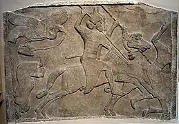 Cavaliers assyriens armés de lances, bas-relief du Palais central de Nimroud, VIIIe&nbsp;siècle&nbsp;av. J.-C. British Museum.