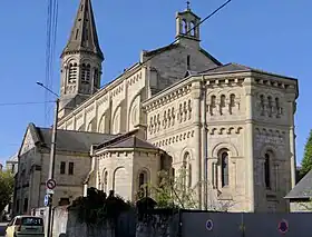 Vue sur l'église et son chevet.