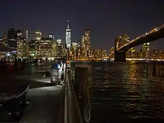 Vue de nuit de l'une des jetées (Pier)