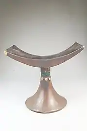 Appuie-tête. Bois, punaises laiton, fer. 15.0 x 16.5 x 11.3 cm. RDC (?). 19e-déb. 20e