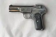 Photographie en couleurs d'un pistolet.