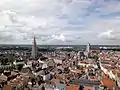 La tour domine la ville. À droite, la cathédrale.