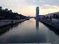 La tour avec le canal de Bruxelles en premier plan.