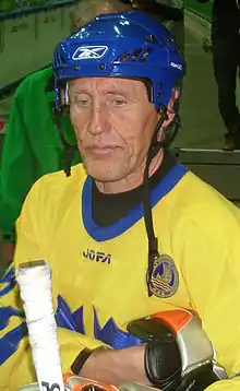 Photographie de Börje Salming avec le maillot jaune de l'équipe de Suède