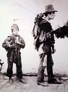 Un maître-ramoneur italien avec son jeune apprenti (fin du XIXe siècle, musée Sonogno, Suisse)