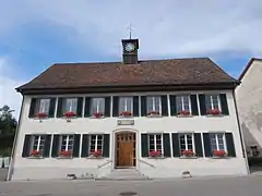 Photographie couleur d'une maison avec un clocher