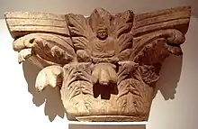 Chapiteau composite au bouddha, Hadda, Afghanistan, IIIe – IVe siècle. Musée Guimet