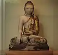 Bouddha assis en position de « prise de la terre à témoin ». Albâtre, laqué, orné de pierreries et doré. Birmanie, XIXe siècle.