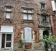 La façade ouest de la cour intérieure.