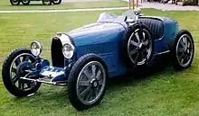 Photo d'une monoplace bleue sur une pelouse.