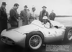 Rolland Bugatti avec la Bugatti Type 251 pilotée par Maurice Trintignant en 1956, sur les pistes d'essai de l'aéroport de Strasbourg-Entzheim
