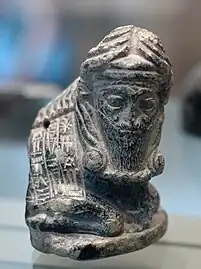 Statuette de taureau androcéphale en chlorite, vouée par Gudea, musée du Louvre.