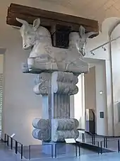 Chapiteau exposé au musée du Louvre.