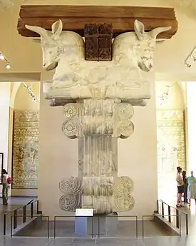 Chapiteau de colonne provenant de la salle d'audience du palais de Darius à Suse avec deux protomés de taureaux (VIe&nbsp;siècle&nbsp;av. J.-C.), Paris, musée du Louvre.