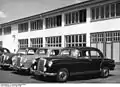 220 S devant l’usine de Sindelfingen en 1956.