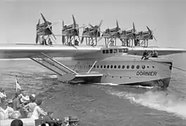 Dornier Do X : la stabilité est assurée par les extensions latérales.