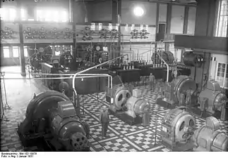 Émetteurs radio à alternateur. Les deux au centre étaient les unités de 100&nbsp;kW de 1913. Les deux sur les côtés étaient les unités de 400&nbsp;kW installées en 1916. À l'arrière se trouvent les transformateurs doubleurs de fréquence et les circuits LC.