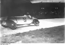Photo de Caracciola pilotant une Mercedes-Benz SSKL à l'Avusrennen en 1931.