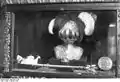 Sceptre, orbe, sceau, chapeau électoral et casque mortuaire (1932)