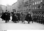 Le préfet Wolf-Heinrich von Helldorf (au centre) avec une délégation de chefs de la police du régime fasciste italien passant en revue la police berlinoise, 1936.