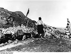 Cairn au passage du col&nbsp;de Nathu (Ernst Schäfer, 1939).