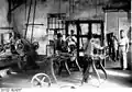 Atelier d'une presse à huile de palme au Kamerun en 1900.