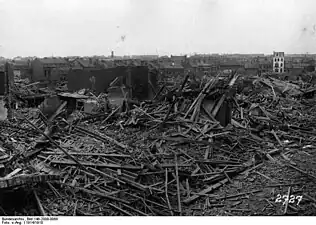 Les ruines de maisons de bois, Lens, 1914.