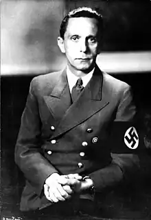 Photographie en noir et blanc d'un homme en uniforme.