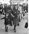 Mère juive et sa fille dans les rues de Berlin (1941).
