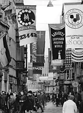 La Hainstraße (Leipzig) (de) avec une pub pour le cabaret, 1967. Photo : Heinz Koch