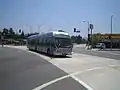 Un bus de la ligne orange à l'intersection de Burbank Boulevard et Fulton Avenue.