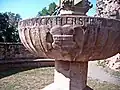 Château fort de Nanstein, armoiries de Flersheim sur vasque de fontaine du XVIe&nbsp;siècle.