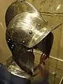 Bourguignotte des années 1560 fabriquée à Nuremberg, exposant la face. Décorée au XVIIe&nbsp;siècle. Higgins Armory Museum&nbsp;(en).