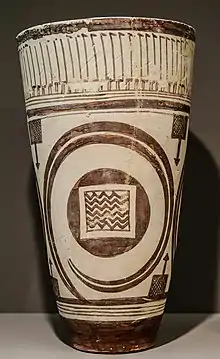 Boisseau décoré d'une frise d'échassiers et de panneaux au bouquetin, musée du Louvre.