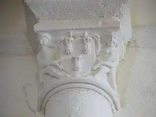 Un chapiteau.