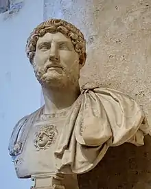 Buste d'un homme barbu aux cheveux frisés portant une cuirasse.