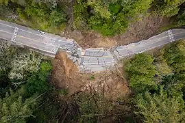 La California State Route 84 (en) effondrée lors des « 2022–2023 California floods (en) ». Avril 2023.