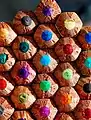 Le crayon a eu une forme hexagonale dès le XIXe siècle pour une meilleure prise en main et un rangement en boîte plus facile. On doit à Ebenezer Wood le premier usage de la scie circulaire et le façonnage hexagonal des crayons.