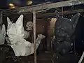 Figures du Carnaval de Pasto. Le moule en terre à droite et la figure en papier mâché à gauche.