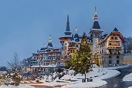 Les abords de l'hôtel sous la neige.