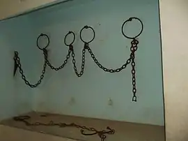 Chaînes au musée de l'esclavage.