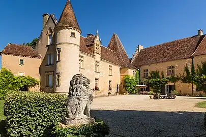 Les deux ailes du château.