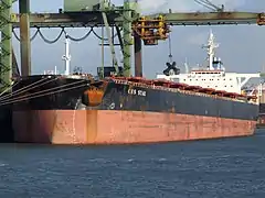 Déchargement du vraquier CHR Star (269&nbsp;m de long pour 43 de large, 150&nbsp;149&nbsp;tonnes de port en lourd) à Rotterdam.