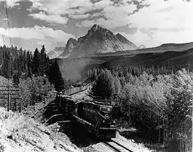 GP9 du CN en tête d'un train dans la Yellowhead Pass.
